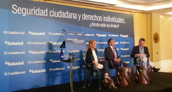 Cifuentes reconoce que la orden de prohibir símbolos republicanos vino de la secretaría de Estado