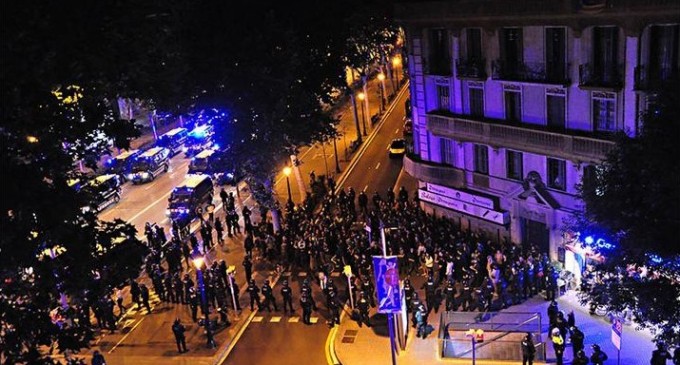 Los Mossos acorralan a manifestantes y les obligan a fotografiarse encapuchados