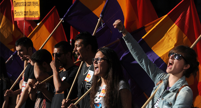 Miles de personas piden en las calles un referéndum sobre la monarquía