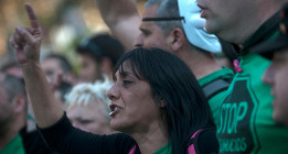 Los afectados por la venta de viviendas públicas preparan un frente judicial