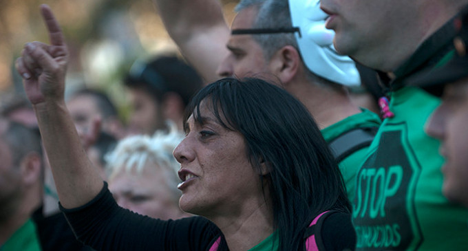 Los afectados por la venta de viviendas públicas preparan un frente judicial