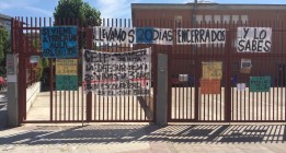 Encierro de tres semanas en un colegio para exigir un aula para sus hijos