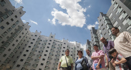 Inquilinos de pisos protegidos vendidos a fondos denuncian el aumento de precios
