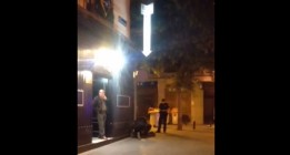 Un policía la emprende a puñetazos con una mujer que lo llamó “acomplejado”