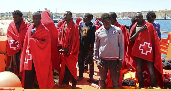 Más de 800 inmigrantes tratan de llegar a España en dos días