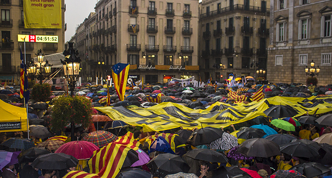 Miles de personas llenan las plazas catalanas para pedir “votar”