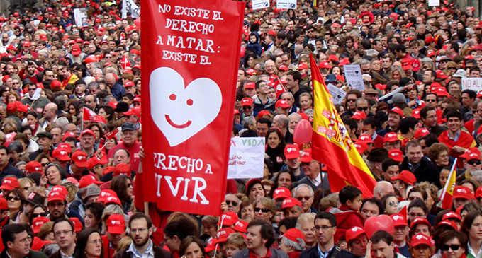 El integrismo católico presiona para evitar la retirada de la ley del aborto