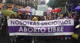 El movimiento feminista celebra en las calles la retirada de la reforma del aborto