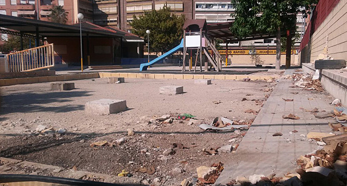 Adoquines por el suelo y barracones en el inicio del curso escolar en Valencia