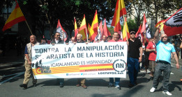 Un reducido grupo de extrema derecha se manifiesta en el Raval contra el “separatismo”