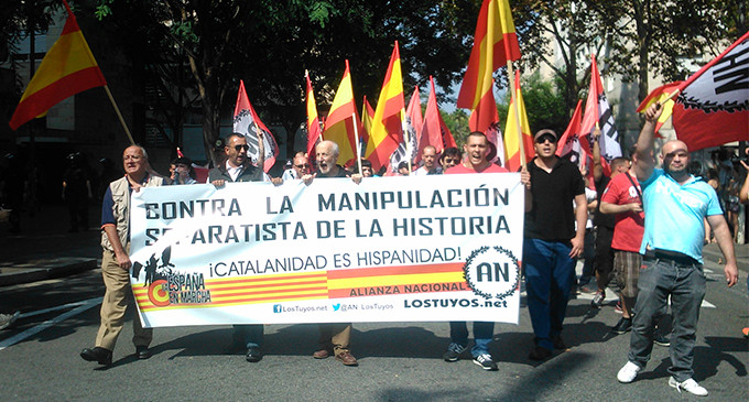 Un reducido grupo de extrema derecha se manifiesta en el Raval contra el “separatismo”