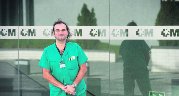 Cinco años de recortes ahogan a profesionales sanitarios y educadores