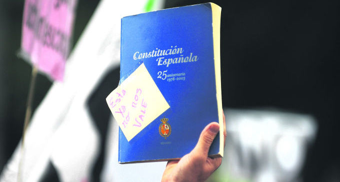 <em>Diez razones para un proceso constituyente</em>