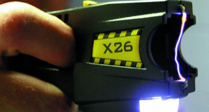 Las pistolas eléctricas se abren paso poco a poco en Cataluña