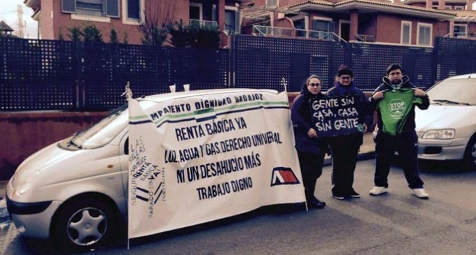 Ya son cuatro las familias acampadas junto a la casa de Monago