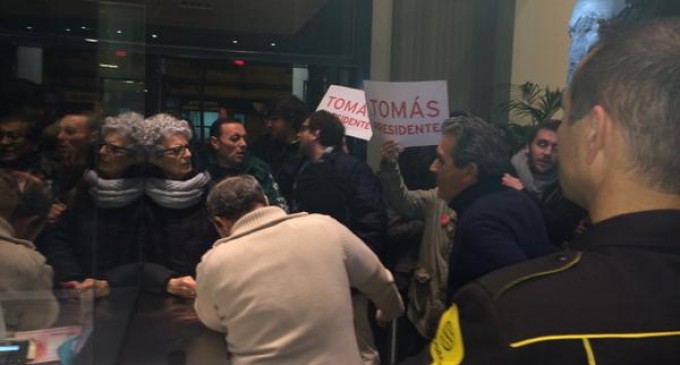Militantes del PSM entran en Ferraz para pedir la dimisión de Pedro Sánchez