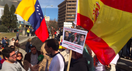 Unos 500 antipodemos se manifiestan en Madrid al grito de “no pasarán”