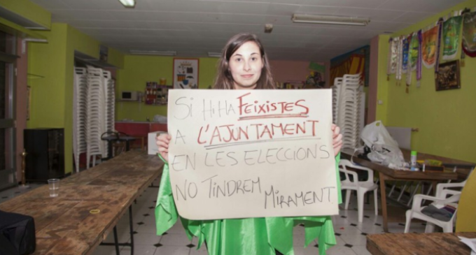 Expulsan a una fallera de los actos oficiales por mostrar una pancarta antifascista