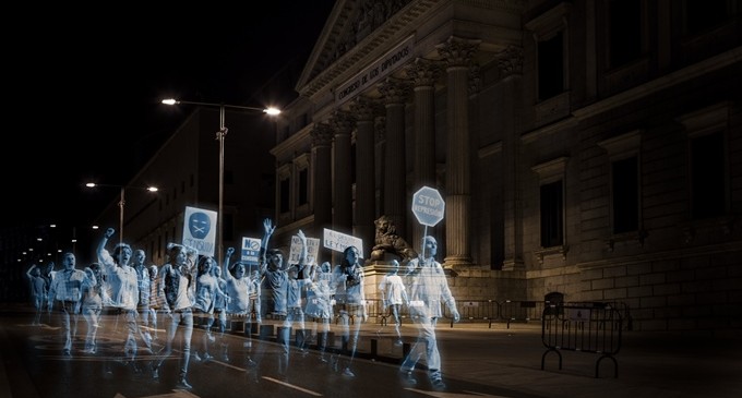 Miles de hologramas protestan contra la ‘Ley Mordaza’ frente al Congreso
