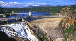 El bastión de la gestión privada del agua en España se tambalea