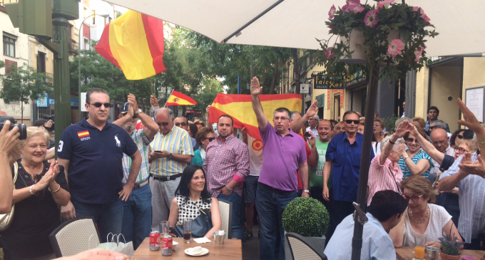 Franquistas se manifiestan contra el PSOE y Carmena frente a Ferraz