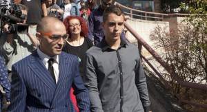 Alfonso Fernández, junto a su abogado y su madre, a la salida de la Audiencia Provincial de Madrid - Juan Zarza / DISO Press