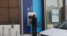 Grecia sube el IVA y reabre sus bancos todavía bajo restricciones