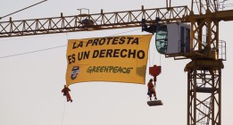 Activistas de Greenpeace denuncian la Ley Mordaza ante el Congreso