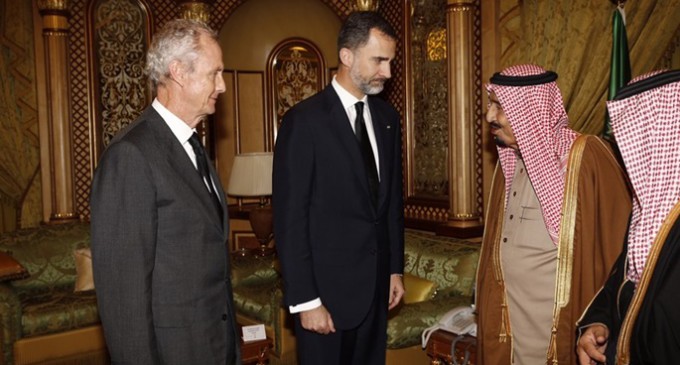 Felipe VI visita Arabia Saudí en un viaje económico… y polémico