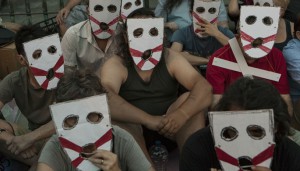 'Sentada silenciosa' contra la Ley Mordaza en la Puerta del Sol. I La Marea