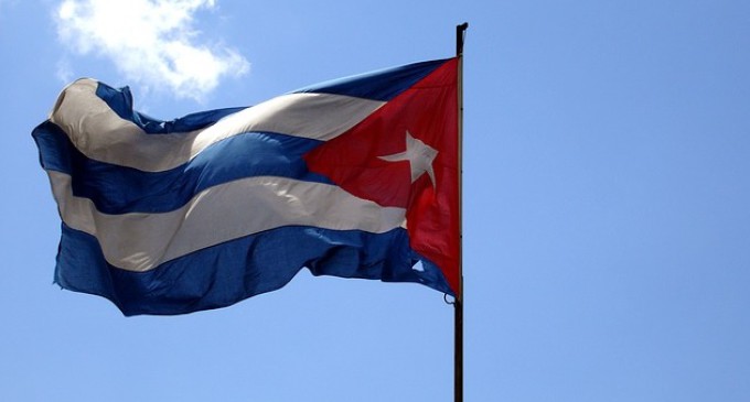 Una bandera cubana ondea nuevamente en Washington