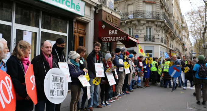 Una cadena humana desoye la prohibición y se manifesta por el clima en París