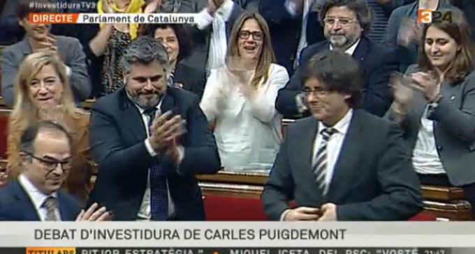 El convergente Carles Puigdemont, investido presidente de la Generalitat