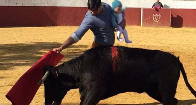 El Defensor del Menor estudia actuar contra Rivera por torear con su hija
