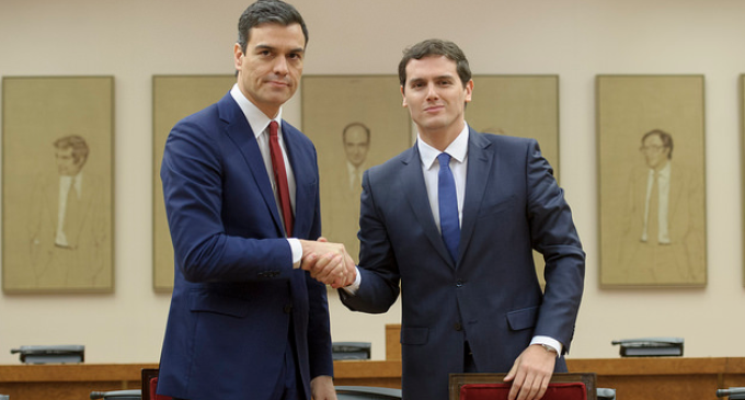 El extremo centro de Pedro Sánchez y Albert Rivera