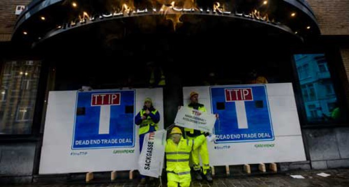 Greenpeace se encadena: “TTIP, acuerdo comercial, callejón sin salida”