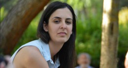 Mírala, otra señorita alardeando de puta en la playa