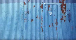 Tras una puerta azul por no tener los papeles en regla