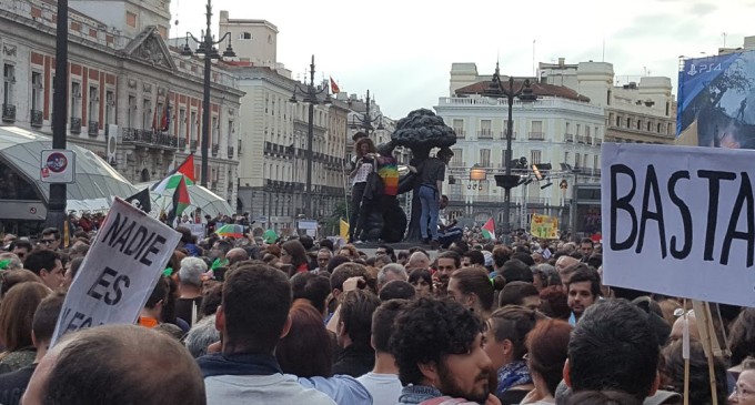 Miles de personas celebran en Sol el quinto aniversario del 15-M