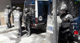 Gràcia explora la vía del diálogo para acabar con los disturbios y el sitio policial