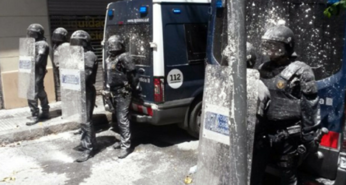 Gràcia explora la vía del diálogo para acabar con los disturbios y el sitio policial