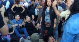 Un grupo de activistas antitaurinos bloquean la puerta de Las Ventas