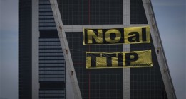 Greenpeace se sube a las torres Kio de Madrid contra el TTIP