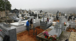 La ARMH entrega los restos de dos asesinados por el franquismo a sus familiares en un acto en Villafranca del Bierzo