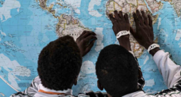 Los menores representan casi la mitad de todos los refugiados