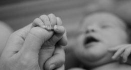 Una reforma igualitaria de los permisos de maternidad y paternidad costaría 1.400 millones