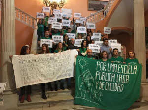 Un grupo de interinos, encerrados en el Ayuntamiento de Sevilla. 