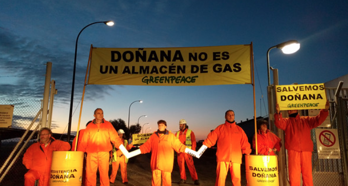 Greenpeace protesta en las instalaciones de Gas Natural en Doñana