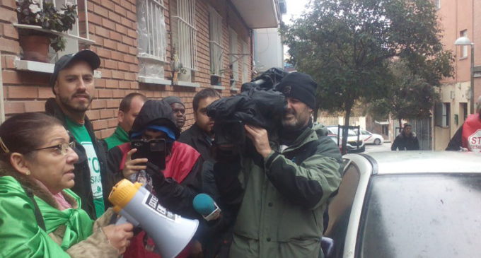 La PAH aplaza el desahucio de Amilcar y su familia