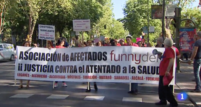 Los que sobran en Podemos tienen los dientes rectos